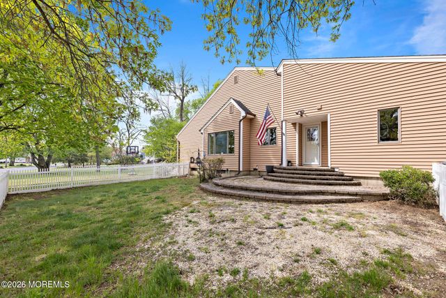 10 Old Farm Road, Tinton Falls, NJ 07724