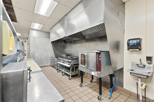 1660 Fort Street, Lincoln Park, MI 48146