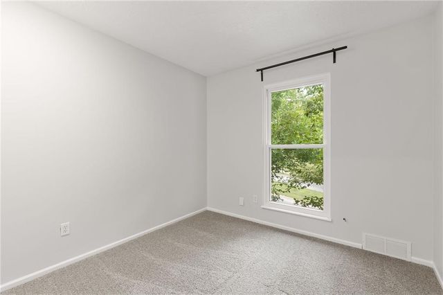 5743 N London Avenue, Kansas City, MO 64151