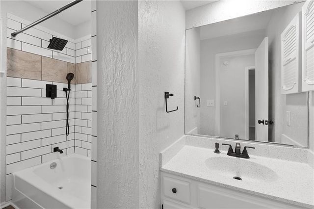 5743 N London Avenue, Kansas City, MO 64151