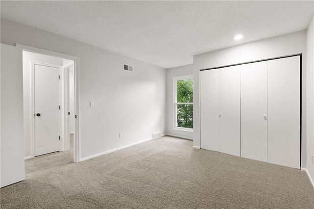 5743 N London Avenue, Kansas City, MO 64151