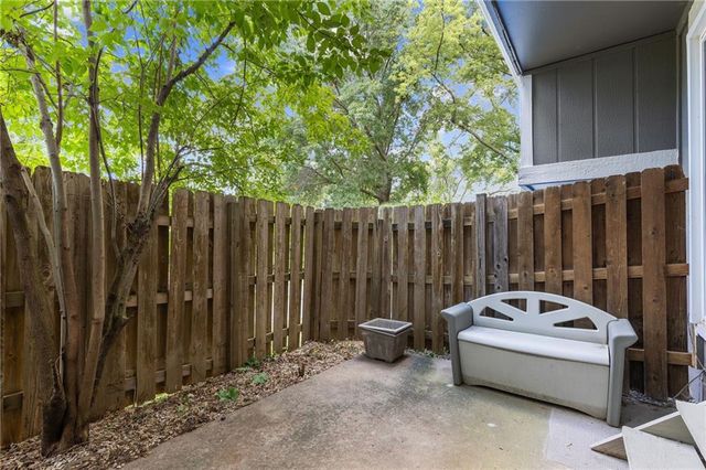 5743 N London Avenue, Kansas City, MO 64151