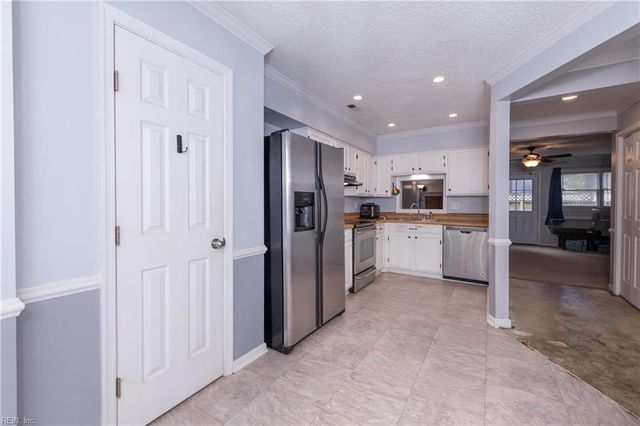 11 Corwin CIR, Hampton, VA 23666