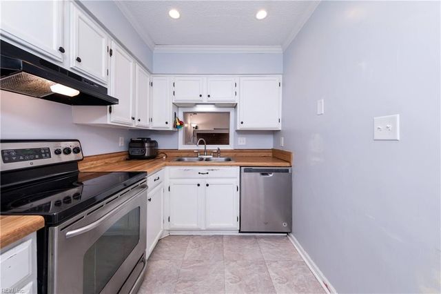 11 Corwin CIR, Hampton, VA 23666