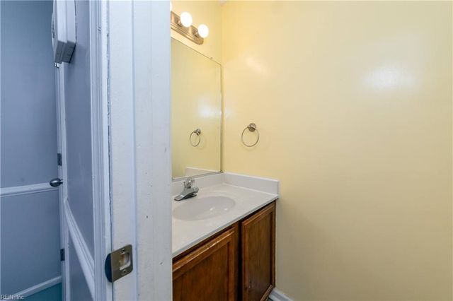 11 Corwin CIR, Hampton, VA 23666