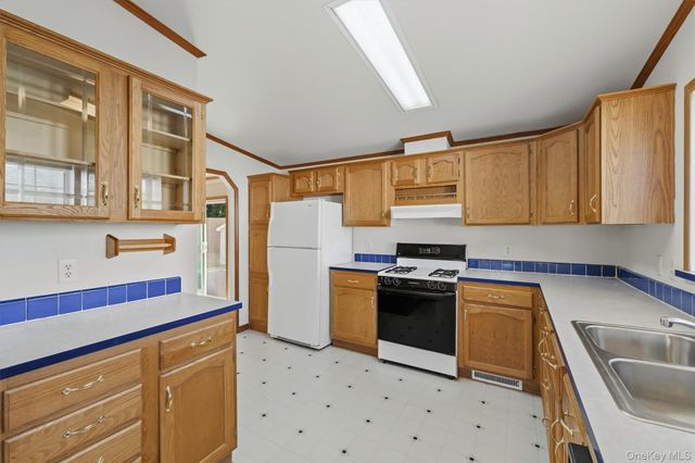 1 Palm Circle, Poughkeepsie, NY 12603