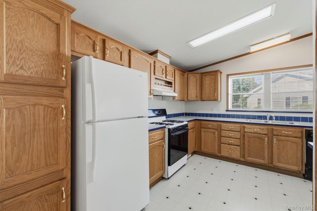 1 Palm Circle, Poughkeepsie, NY 12603