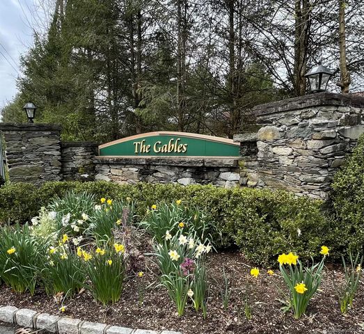 1 Palm Circle, Poughkeepsie, NY 12603