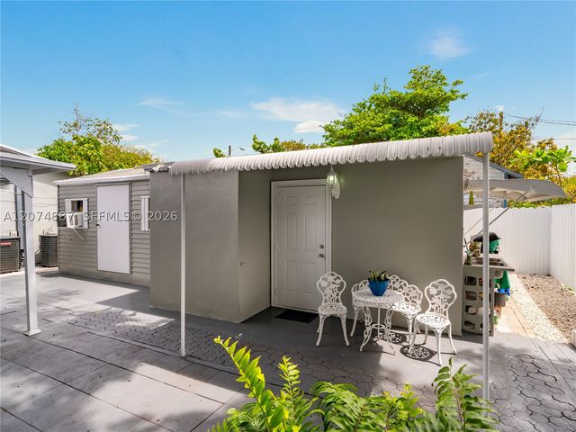 1864 NW 27th St B, Miami, FL 33142