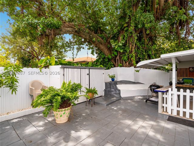 1864 NW 27th St B, Miami, FL 33142
