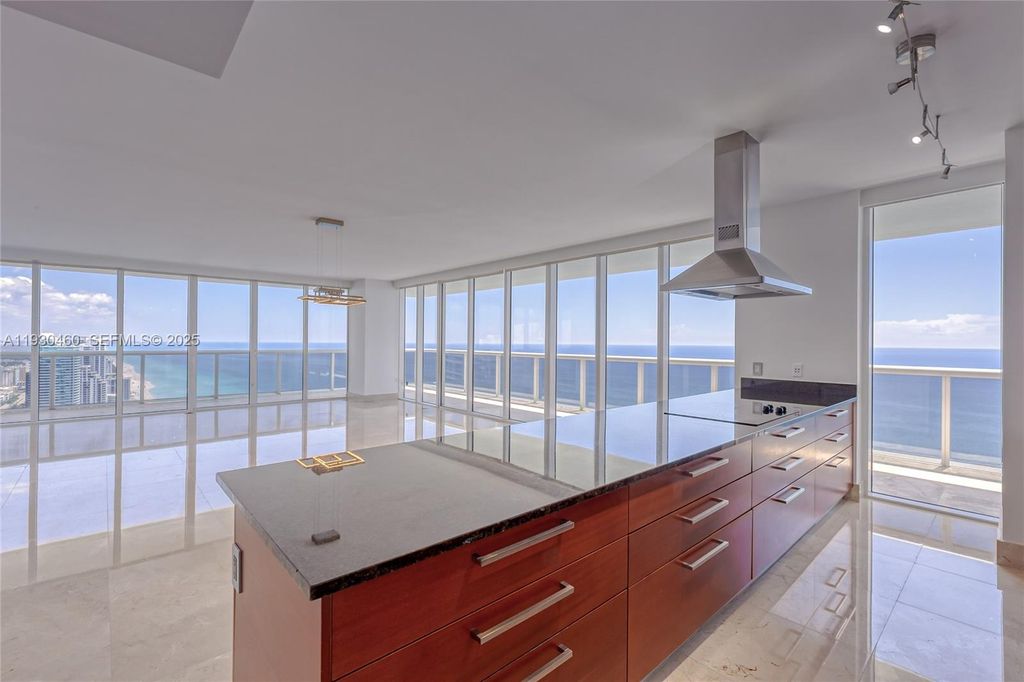 Image 11 of property listing at 1830 S OCEAN DR 4601, Hallandale Beach, FL 33009