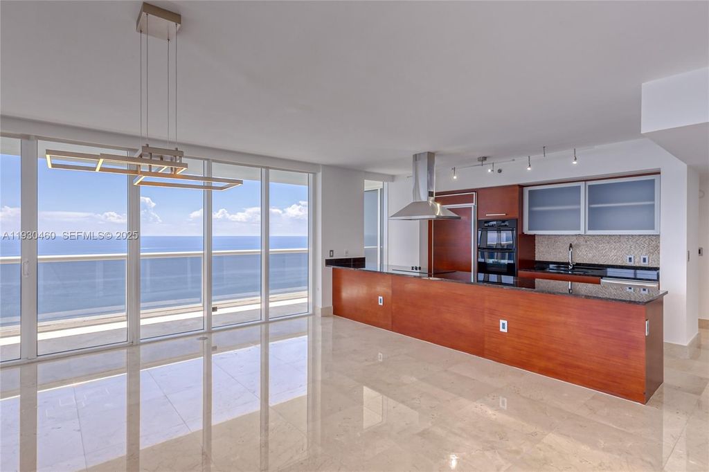 Image 14 of property listing at 1830 S OCEAN DR 4601, Hallandale Beach, FL 33009