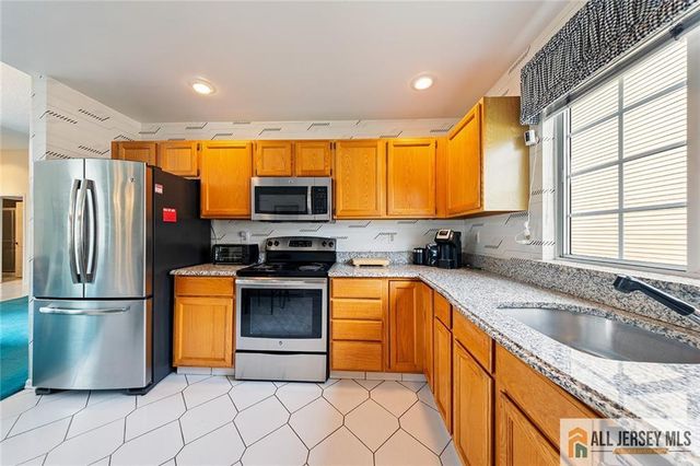 664 Azalea Plaza 664B, Monroe, NJ 08831