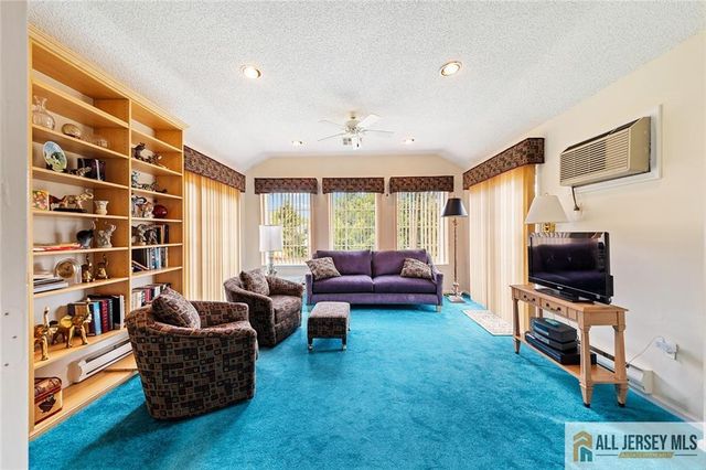 664 Azalea Plaza 664B, Monroe, NJ 08831