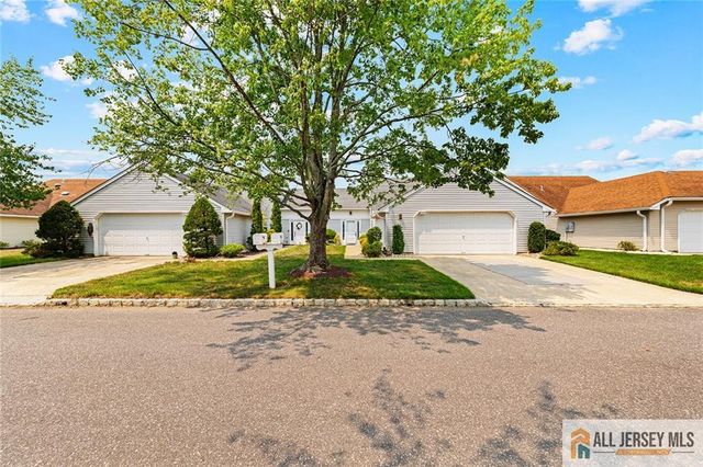 664 Azalea Plaza 664B, Monroe, NJ 08831