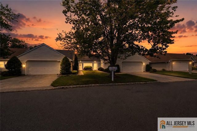 664 Azalea Plaza 664B, Monroe, NJ 08831