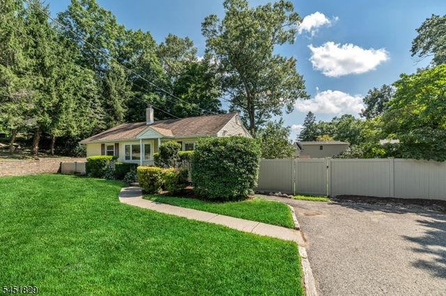 13 Maple Rd, Ringwood Boro, NJ 07456