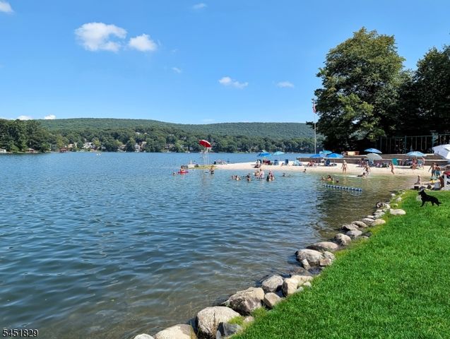 13 Maple Rd, Ringwood Boro, NJ 07456