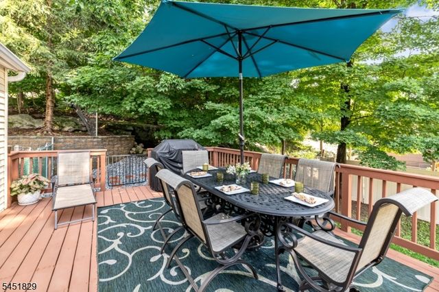 13 Maple Rd, Ringwood Boro, NJ 07456