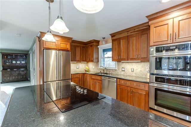 33 Rosewood Lane, Cumberland, RI 02864