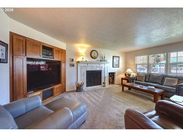 165 Nw 1ST St, Warrenton, OR 97146