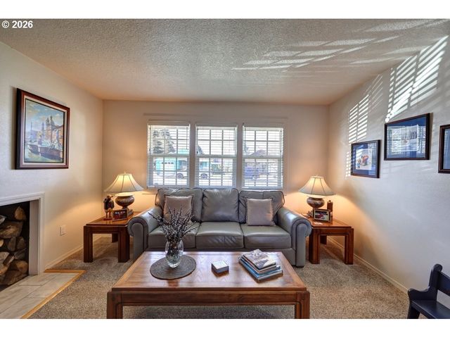 165 Nw 1ST St, Warrenton, OR 97146