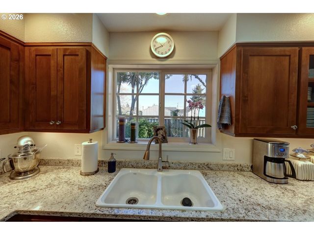 165 Nw 1ST St, Warrenton, OR 97146