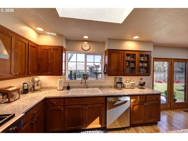 165 Nw 1ST St, Warrenton, OR 97146