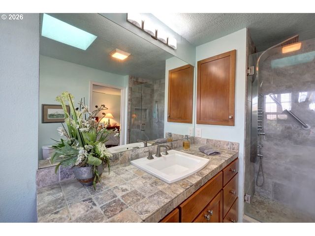 165 Nw 1ST St, Warrenton, OR 97146
