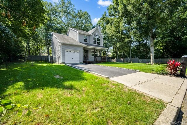 10 Iowa Street, Coram, NY 11727