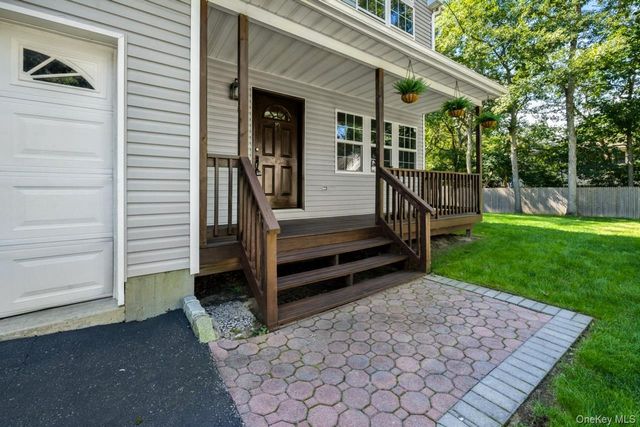 10 Iowa Street, Coram, NY 11727