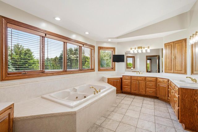 W289N3752 Huntsman COURT, Pewaukee, WI 53072