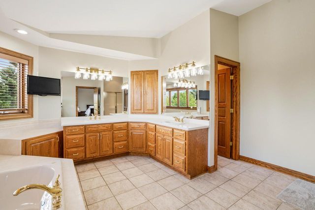 W289N3752 Huntsman COURT, Pewaukee, WI 53072