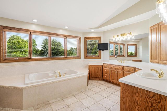 W289N3752 Huntsman COURT, Pewaukee, WI 53072