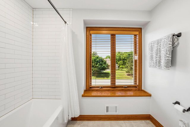 W289N3752 Huntsman COURT, Pewaukee, WI 53072