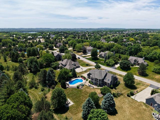 W289N3752 Huntsman COURT, Pewaukee, WI 53072