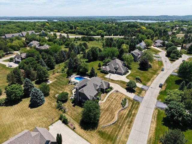W289N3752 Huntsman COURT, Pewaukee, WI 53072