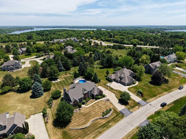W289N3752 Huntsman COURT, Pewaukee, WI 53072