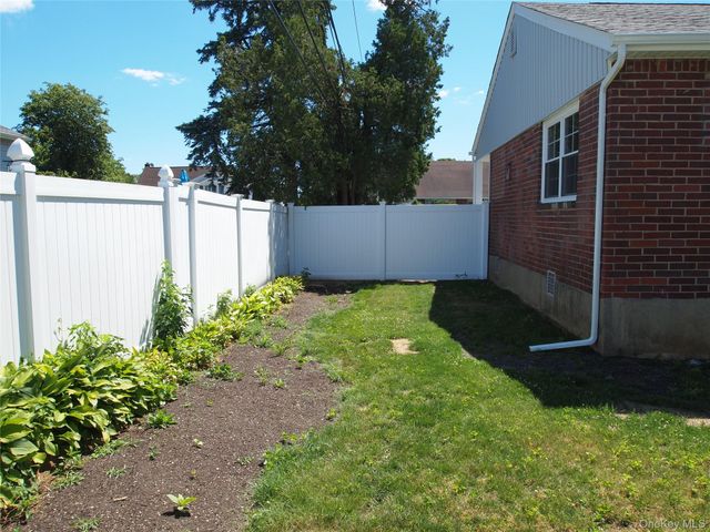 9 N Walnut Place, Massapequa, NY 11758