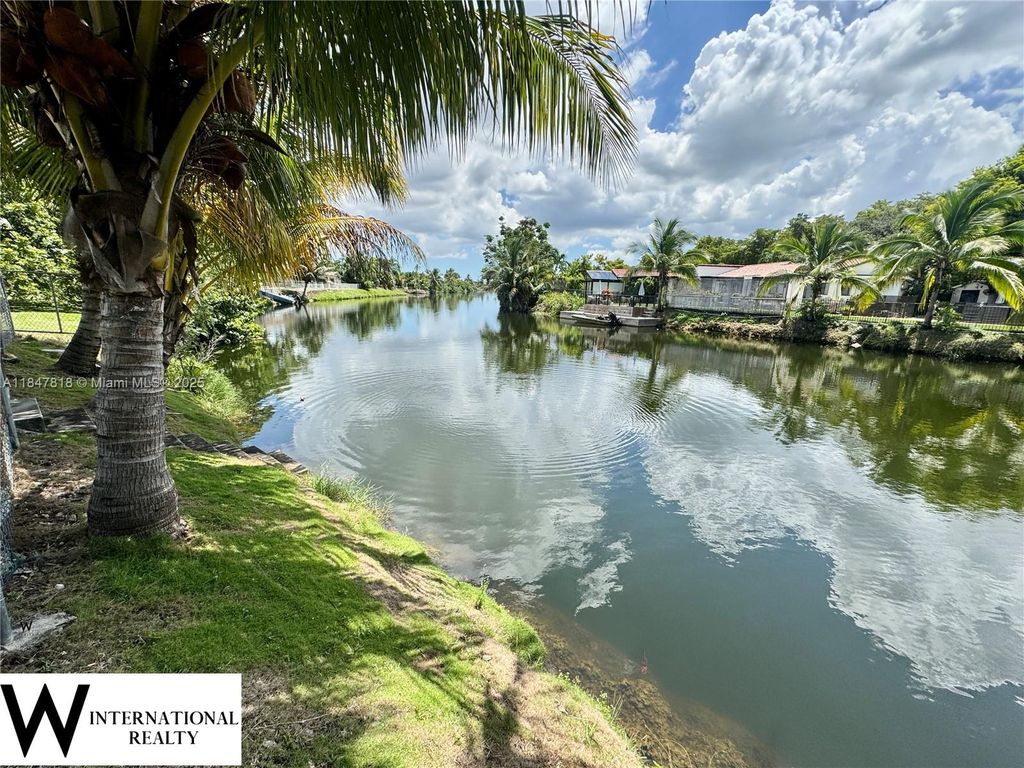 10450 SW 19th St, Miami, FL 33165