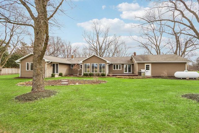 1433 N Golden Lake ROAD, Summit, WI 53066