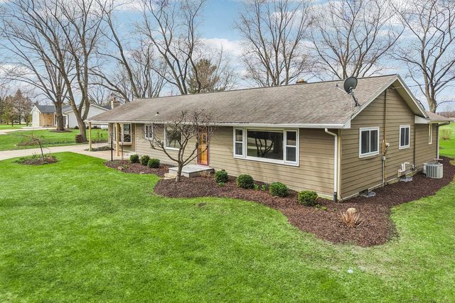 1433 N Golden Lake ROAD, Summit, WI 53066