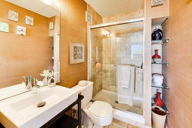 2024 Saint Johns Avenue 301, Highland Park, IL 60035