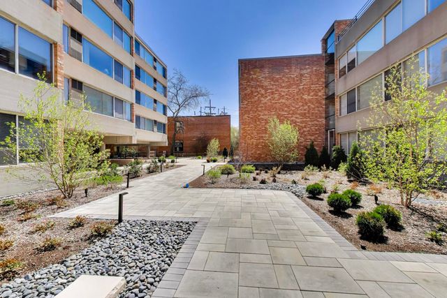 2024 Saint Johns Avenue 301, Highland Park, IL 60035