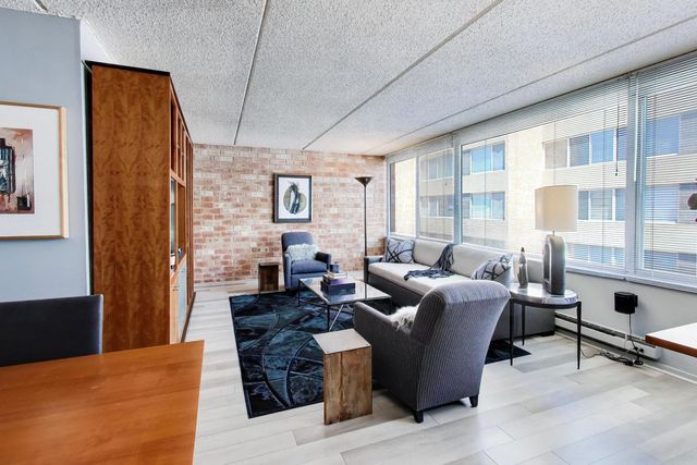 2024 Saint Johns Avenue 301, Highland Park, IL 60035
