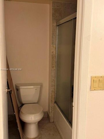 301 Lakeview Drive 102, Weston, FL 33326