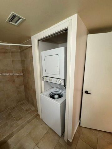 301 Lakeview Drive 102, Weston, FL 33326
