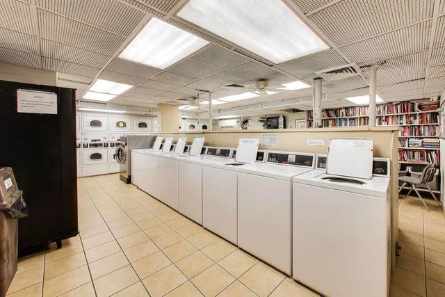 345 W Fullerton Parkway 1205, Chicago, IL 60614
