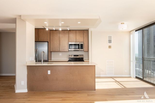 345 W Fullerton Parkway 1205, Chicago, IL 60614