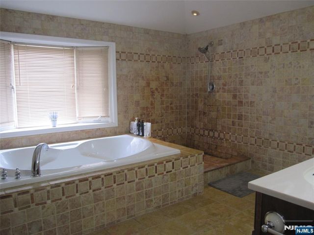 209 Tremont Avenue, Fort Lee, NJ 07024